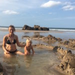 Пляж с горячими источниками (How Water Beach) в Новой Зеландии Пляж с горячими источниками в Новой Зеландии